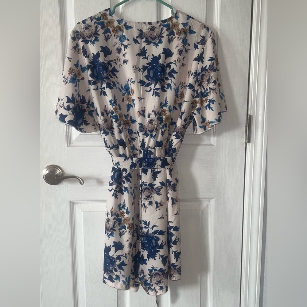 SHEIN Blue and Tan Floral Romper with Flutter Sleeves in Size XL - Picture 2 of 12